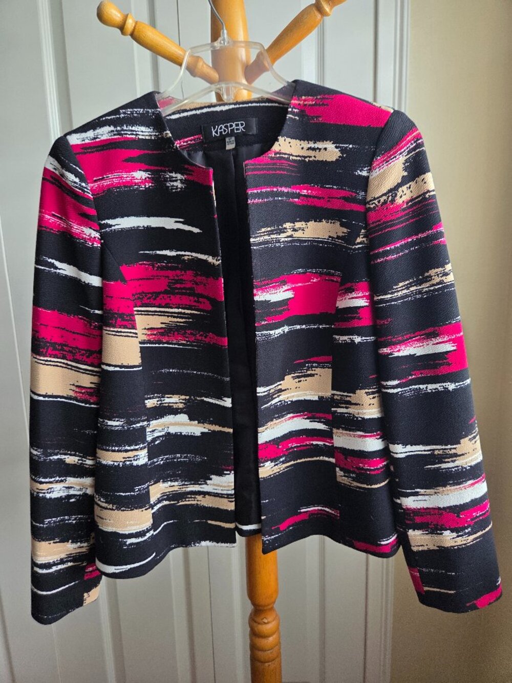 Kasper open blazer size 6P Abstract print black, beige and dark pink